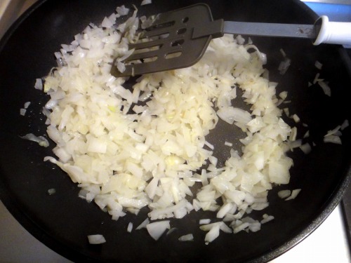 "フライパンにオリーブオイルを入れ玉ねぎを軽く炒める。>